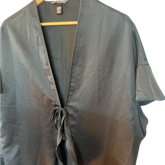 Victoria’s Secret Black Silky Robe – One Size – Oversized & Luxurious! - Picture 3 of 6